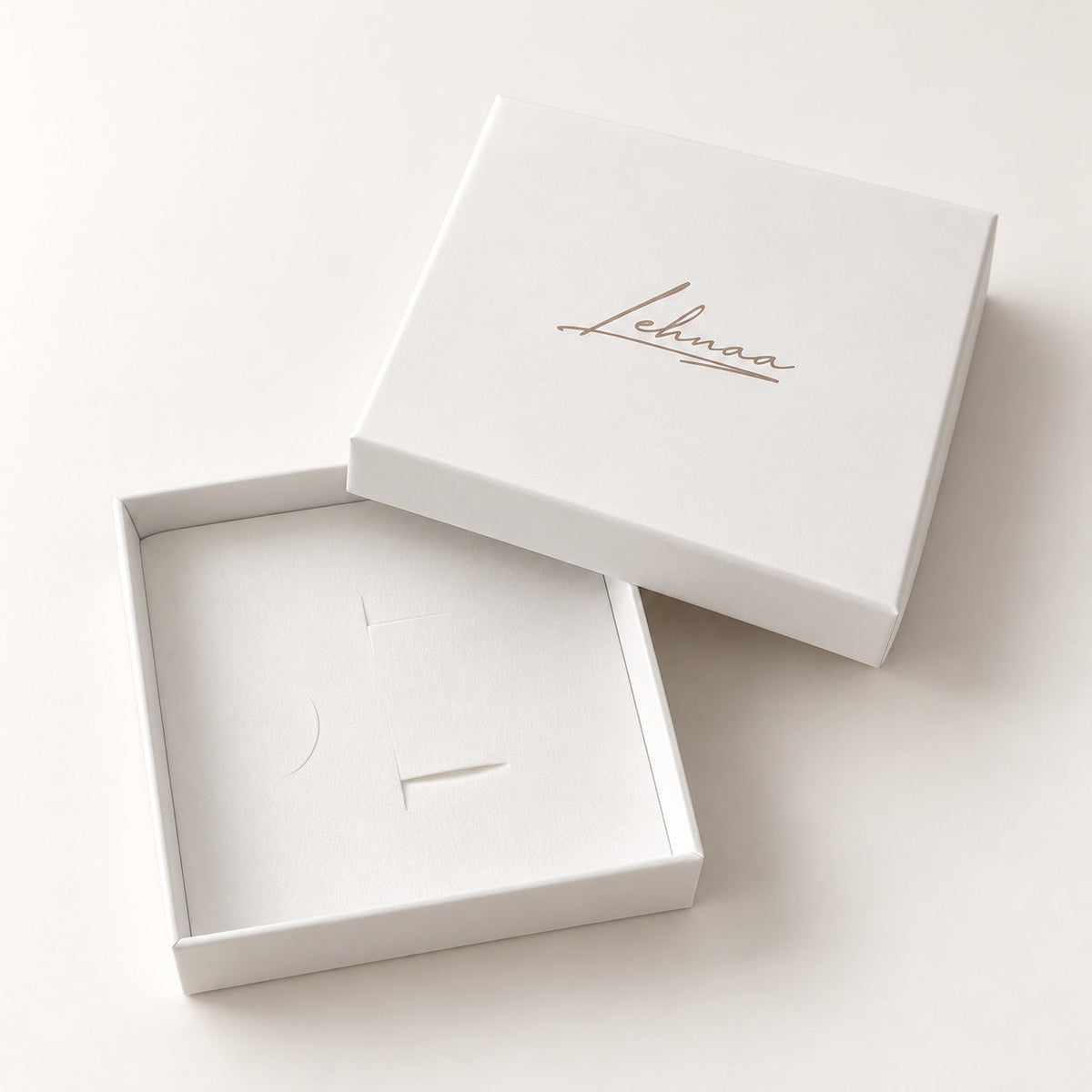 Coffret standard blanc Lehnaa ouvert, celui livré avec ETERNITY homme