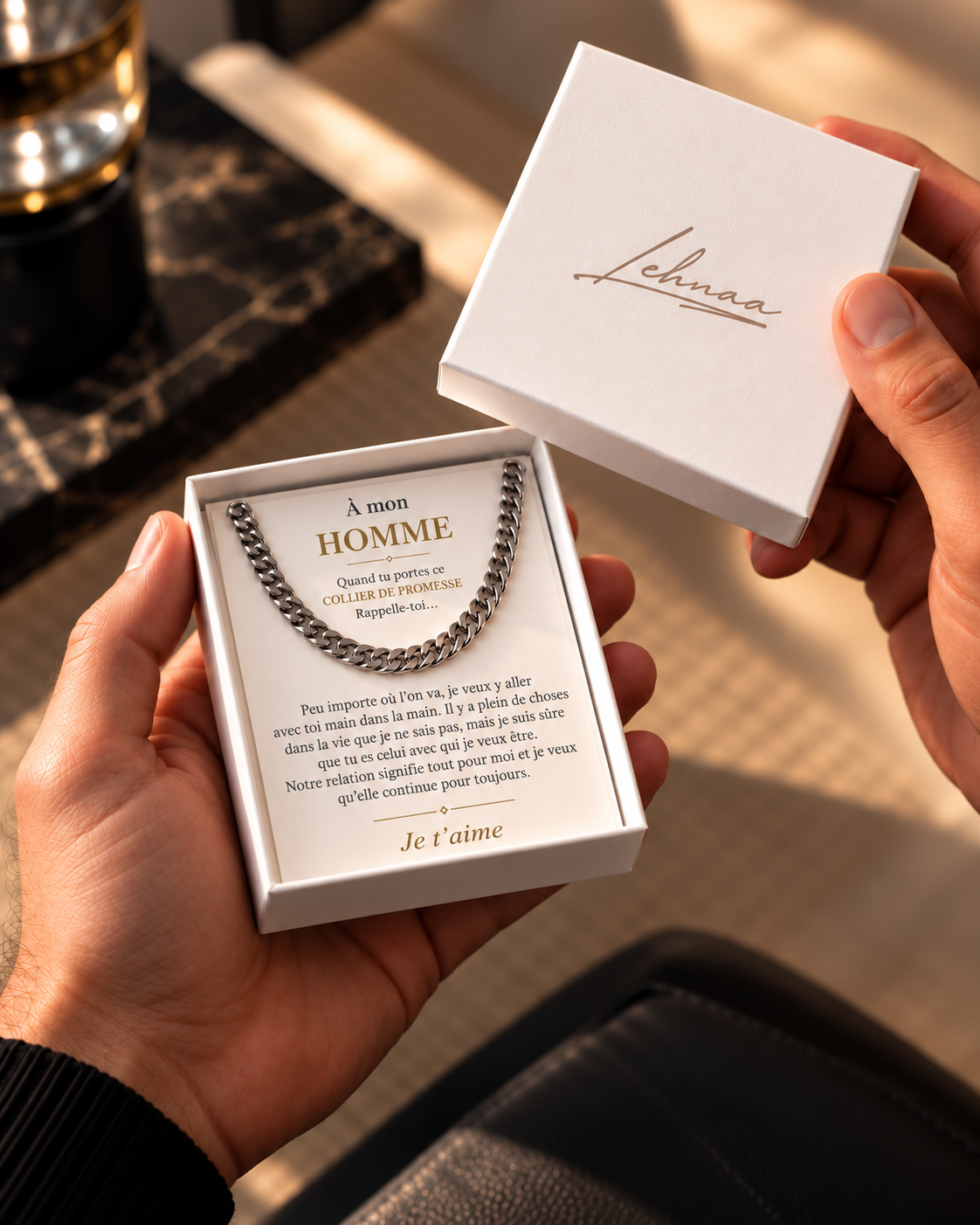 Coffret blanc Lehnaa tenu en main, chaîne de promesse acier et carte À mon homme